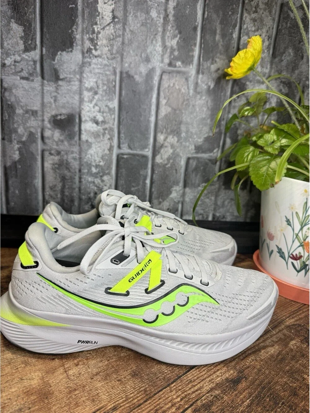 Saucony Guide 15 Gray/Neon Green Solid Low Top Lace-Up Men's Running Sneaker